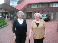 Bekijk detail van "Annie Buijvoets en Jo Vos voor het verzorgingshuis Huize Franciscus."