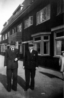 Bekijk detail van "Frans (G.F.) Stroot met onbekend persoon in een straat in Arnhem."