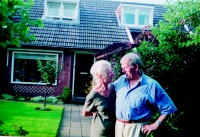 Bekijk detail van "Herman en Riet Bekhuis voor hun huis aan de Alleeweg."