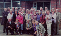 Bekijk detail van "Groepsfoto t.g.v. de reünie van de 5e klas van de jongensschool uit 1944."