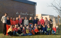 Bekijk detail van "Klassenfoto van combinatieklas drie en vier van de St. Jozefschool 1975-1976."