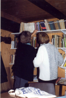 Bekijk detail van "De bibliotheek van de Heemkunde Ootmarsum in het Molenhuisje."