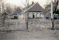 Bekijk detail van "Vooraanzicht van de boerderij van de familie Lohuis “Loaman” in Groot Agelo."