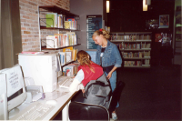 Bekijk detail van "Kinderen bij de zoekcomputer in de bibliotheek Ootmarsum."