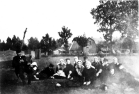 Bekijk detail van "Jongens en meisjes uit Ootmarsum oude volksdansen beoefenend in de folkloristische optocht 1936, na afloop op de feestweide."