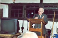 Bekijk detail van "Aanbieding Jaarboek 2001 van de Heemkunde Ootmarsum: Johan Spekreijse geeft uitleg over het artikel “<span class="highlight">Huisslachting</span>”."