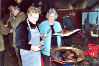 Bekijk detail van "Aanbieding Jaarboek 2001 van de Heemkunde Ootmarsum: Na de aanbieding wordt er bakleverworst en bloedworst gebakken."