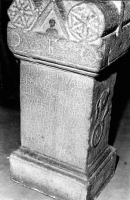 Bekijk detail van "Afgietsel van oude altaarstenen met Latijnse inscriptie."