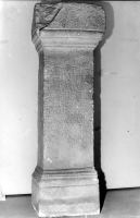 Bekijk detail van "Afgietsel van oude altaarstenen met Latijnse inscriptie."