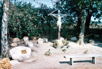 Bekijk detail van "Landkruis met gedenkstenen ervoor aan de Zonnenbergweg."