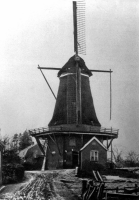 Bekijk detail van "De gehavende molen van Bökkers na een zware storm."