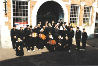 Bekijk detail van "Groepsfoto uit 1995 van de Ootmarsumse Boerendansers voor het Cremershuis Marktstraat."
