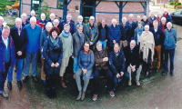 Bekijk detail van "Grote groep vrijwilligers van de Heemkunde Ootmarsum voor het Molenhuisje."