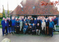 Bekijk detail van "Grote groep vrijwilligers van de Heemkunde Ootmarsum voor het Molenhuisje."