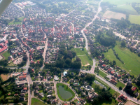 Bekijk detail van "Luchtfoto van Ootmarsum met buitenwijken en het karakteristieke ronde stratenplan in het centrum."