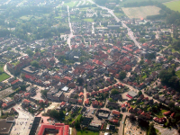 Bekijk detail van "Luchtfoto van Ootmarsum met buitenwijken en het karakteristieke ronde stratenplan in het centrum."