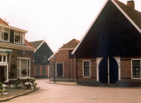 Bekijk detail van "Pand “Poorten Frederik” aan het Kerkplein met doorkijk naar Walstraat."