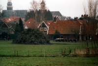 Bekijk detail van "De <span class="highlight">paaskamp</span> met het hoog opgetaste paashout voor het paasvuur."