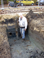 Bekijk detail van "Toon Bökkers tijdens het bodemonderzoek op de hoek Westwal/Parkstraat."
