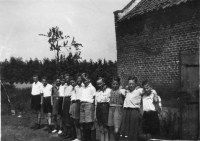 Bekijk detail van "Groepsfoto van de KOSC-junioren bij de boerderij van het voetbalkamp te Tilburg."