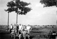 Bekijk detail van "Juniorenelftal van KOSC getooid met witte petjes op de fiets op weg van Tilburg naar Ootmarsum."