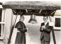 Bekijk detail van "Bisschop Willebrands tijdens de openingceremonie van het verbouwde <span class="highlight">bejaardenhuis</span>."