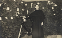 Bekijk detail van "Pater Daniël Steggink O. Carm. met de fiets die de noabers hem geschonken hebben."