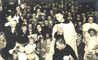 Bekijk detail van "Pater Daniël Steggink O. Carm. te midden van buurkinderen en parochianen."