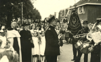 Bekijk detail van "Pater Sixtus (Ben) Velthuis wordt muzikaal onthaald door Harmonie Caecilia."