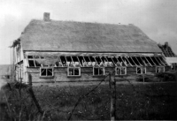 Bekijk detail van "'Dakdekkers' bekleden het dak van De Blokhut met riet."