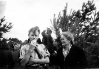 Bekijk detail van "Bezoek van de ouders aan het zomerkamp van de verkenners in Soest 1949."