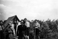 Bekijk detail van "Bezoek van de ouders aan het zomerkamp van de verkenners in Soest 1949."