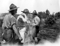 Bekijk detail van "Zomerkamp van de verkenners in Soest 1949: de leiders in overleg."