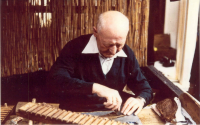 Bekijk detail van "Jan Jansen demonstreert het oude ambacht “sigaren maken” op de Siepelmarkt."