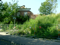 Bekijk detail van "Denekamperstraat met het halfgesloopte pand Rikmanspoel."