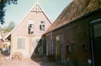 Bekijk detail van "De achterzijde van de vervallen boerderij van de fam. Veldman."