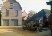 Bekijk detail van "Garages in de voormalige sigarenfabriek van Reinders."