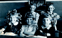 Bekijk detail van "Schoolfoto van de zusjes Groeneveld op de meisjesschool."