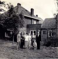 Bekijk detail van "De familie Kouijzer naast hun huis."