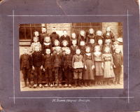 Bekijk detail van "Jongens en meisjes van de Openbare School Ootmarsum rond 1925."