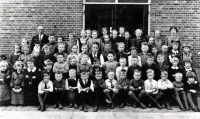 Bekijk detail van "Schoolfoto van de lagere school te <span class="highlight">Groot</span> Agelo net voor de oorlog."