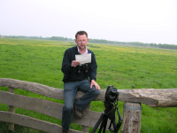 Bekijk detail van "Fietstocht rondom Ootmarsum o.l.v. de vogelwerkgroep: Freddy Mensink leest een <span class="highlight">gedicht</span> voor over De Ottershagen."