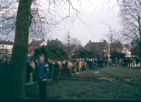 Bekijk detail van "Drie wagens met hoog opgeladen paashout staan klaar om de Poaskaamp (<span class="highlight">Paaskamp</span>) op te rijden."