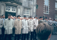 Bekijk detail van "Het zingen van de paasliederen voor het stadhuis op het eind van de rondgang rond de Wheme."