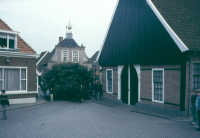 Bekijk detail van "De paaswagens met hoog opgeladen paashout rijden door de Keerweer richting Poaskaamp (<span class="highlight">Paaskamp</span>)."