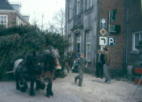 Bekijk detail van "De paaswagens met hoog opgeladen paashout rijden via de Keerweer en Kerkplein richting Poaskaamp (<span class="highlight">paaskamp</span>)."