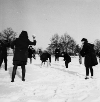 Bekijk detail van "Sneeuwpret tijdens een wandeling van “de Zandlopers”, de meisjesafdeling van de wandelsport."