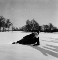 Bekijk detail van "Leidster Truus Peters tijdens een wandeling in de sneeuw met “de Zandlopers”, de meisjesafdeling van de wandelsport."