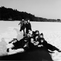 Bekijk detail van "Sneeuwpret tijdens een wandeling van “de Zandlopers”, de meisjesafdeling van de wandelsport."