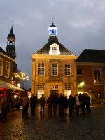 Bekijk detail van "Wethouder Loes Stokkelaar ontstak met een druk op de knop de nieuwe gevelverlichting van het oude stadhuis."